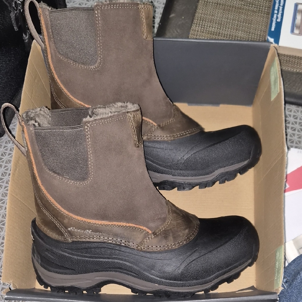 Eddie Bauer Men's Dark Brown and Black Snow Boots. Size 8.5